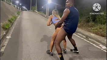 ESPOSA TRAINDO CORNO COM UM NEG&Atilde_O DOTADO NO MEIO DA RUA DEPOIS QUE ACABOU A GASOLINA ️ E O CORNO AINDA AGRADECEU AO COMEDOR