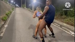 ESPOSA TRAINDO CORNO COM UM NEG&Atilde_O DOTADO NO MEIO DA RUA DEPOIS QUE ACABOU A GASOLINA ️ E O CORNO AINDA AGRADECEU AO COMEDOR