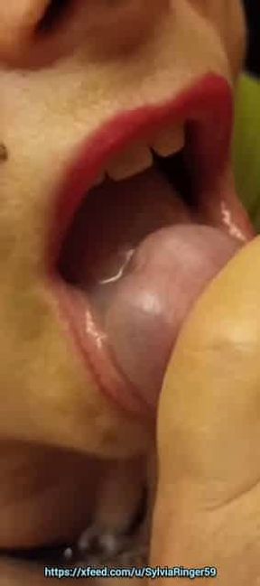 Sylvia Ringer : cum swallow