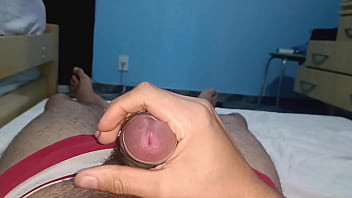 Punheta muito gostosa no quarto