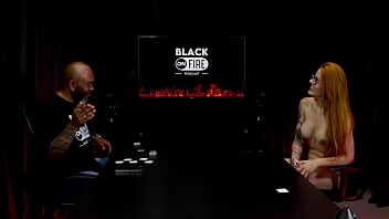 Safada com os deliciosos peitos de fora mostra a linda buceta e rebola no apresentador - Bella Ruiva (WATCH ON: SHEER/RED)