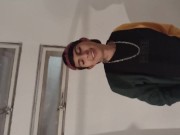 Twink con plug orina con el pene erecto