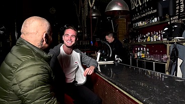 Apolo Adri & Santi Noguera sur-excités se tapent au jus Rudy Fasso, le gogo dancer