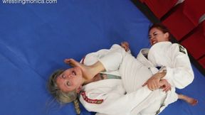 Luna vs Juliana Gi Feet