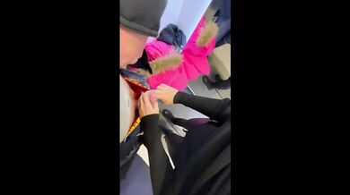 Hun rykkede mig ud i monteringsrummet, og jeg kom ud af hendes fisse