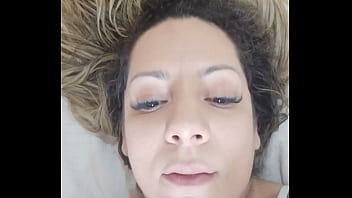 Acordando de manh&atilde_ e gravando um v&iacute_deo pelada pra voc&ecirc_...