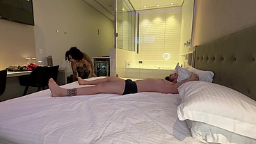 Pretinha rabuda deixa meu pau babado pra levar pica com força com plug no cuzinho