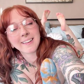 Tattooed babe wrecks her pussy with a huge Bad Dragon