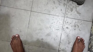 Stepsis yang tidak dipotong ditangkap melancap dalam seluar dalam mendapat dubur fucked oleh horny desi amatur