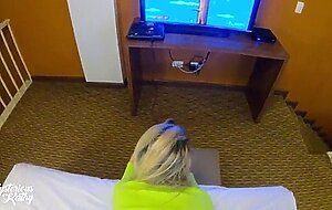 Loirinha viciada no game e na pica: meia-irma gatinha mete gostoso enquanto joga