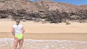 Naughty blonde milf plays with her juicy camel toe pussy under water while