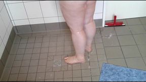 sie duscht allein in meiner wohnung 1