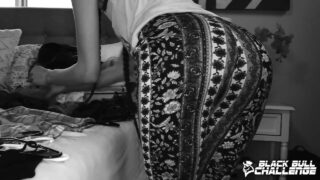 Die tätowierte, kleinbrüstige Erin Everheart in High Heels lässt sich im Badezimmer von ihrem Mann hart anal penetrieren.