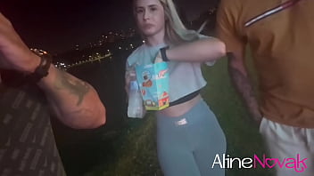 Loira Peituda faz um passeio no parque com direito a um boquete gostoso no Motoboy