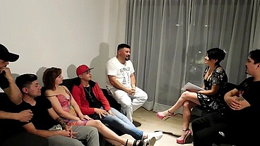ORGIA EN LA TERAPIA , A LA PSICOLOGA LE GUSTAN LAS VERGAS DE A CUATRO QUIERE TODOS LOS AGUJEROS