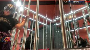 Guatemalteca bailando entre tubos moviendo su rico culote