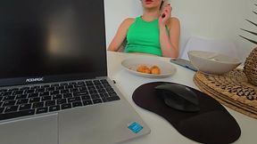 he desayunado con mi padrastro y me ha pillado masturbandome por debajo de la mesa !