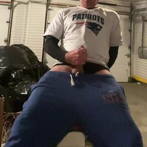 DILF JockDad87 shoots a load in the garage