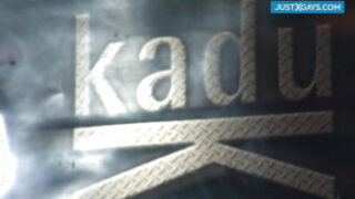 Gay dengan zakar besar-besaran memberi hisap zakar dan menjilat sebelum creampies dubur yang sengit