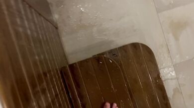 Остался в сауне наедине с девушкой друга и засадил ей по самые яйца