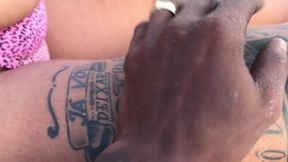 casal brinca de se exibir na praia cheia