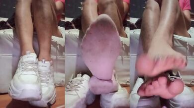 Quitándome las medias sucias y con sudor para mostrar mis delicados pies