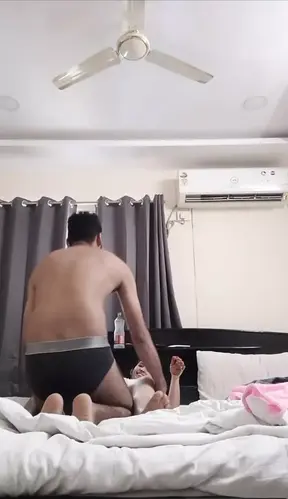 I called my friend's wife to my house and made her loudly.