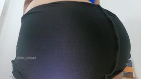 hermosa culona latina meneando su culo en mini falda -