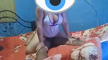 Enorme culo tiene la mamá de mi amigo