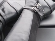 Mistress Susanna Guerriero in stivali da cavallerizza