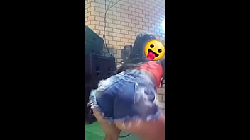 Vou sentar com vontade e rebolar muito com meu cuzinho