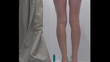 Salut les coquins !Rien que pour vous la vid&eacute_o de la douche &agrave_ la salle de ...