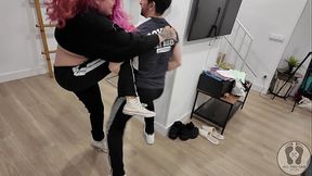 4K I CAUGHT A GIRL BURGLAR TRY TO ESCAPE FIGHTING WITH KICKS