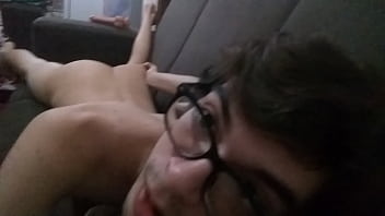 Nerd safadinho mostrando a bunda