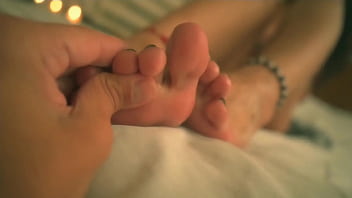 Una morena colombiana se excita con un masaje en los pies. Cada caricia la enciende hasta llevar sus dedos entre las piernas y acabar rendida al placer.