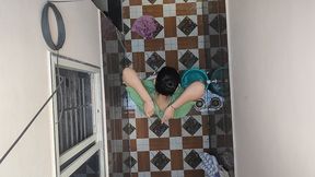 Padosan bhabhi nahate hue dekhi