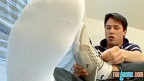 Perverted Gay Dude Rubs His Feet And Strokes Dick Solo With Solo Strokes