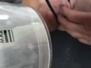 Milf con la fica di fuori pulisce la macchina