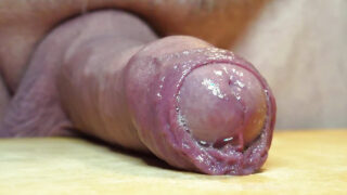 Homens amadores não circuncidados com pênis grandes se masturbam e transam no escritório.