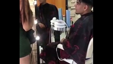 MI VECINO DE LA BARBERIA SIEMPRE PASA A CORTARSE EL CABELO Y TERMINA METIENDOME EL PENE HASTA QUE ME DEJA ESCURRIENDO DE TODO SU SEMEN Y ME DEJA BIEN ABIERTA ANALMENTE DESPUES DE TODA LA SESION SEXUAL