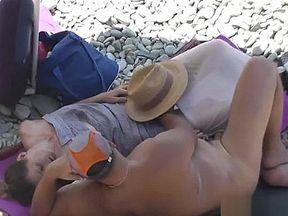 Couple using the opportunity and fucking on the beach