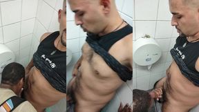 sexo com macho desconhecido no banheiro