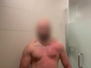 Joven Colombiano se masturba en las duchas del gimnasio