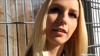 Blondes Amateur Teen auf dem Klo anal abgefickt