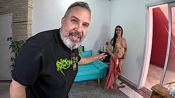 Aos poucos Pamela Urach vai se soltando para seu primeiro sexo anal