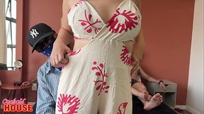 Ruiva casada dando o c&uacute_ na frente do marido corno, num menage a trois