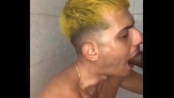 Olha o tamanho da pica desse novinho que mamei no banheiro da balada