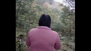 Sexo amador casada engolindo leite na floresta