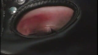 Lateks kıyafetli Mya Diamond, ateşli bir üçlüde iki kez anal ilişkiye giriyor.