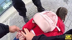 Teen weiß nicht, wohin die Sicherheit sie gebracht hat, aber sie wird gefickt